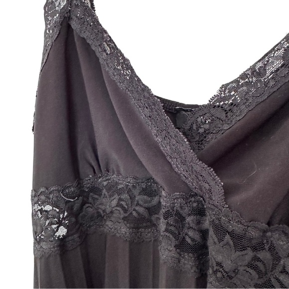 Elegant Black Lace Trim Camisole - Picture 3 of 6